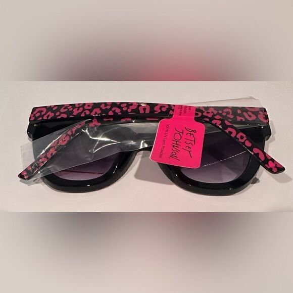 Betsey Johnson Cat Eye Leopard Sunglasses. NWT